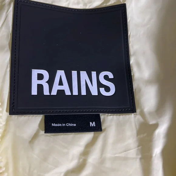 Rains NWT Women’s Loop W Vest. Size M. Color Straw ( yellow). Inside zip pocket - Picture 9 of 12